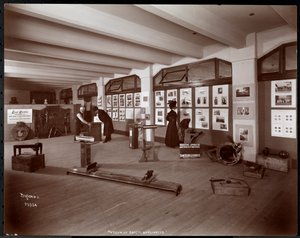 アメリカ社会福祉研究所の安全器具博物館、ニューヨーク、1907年の展示（銀ゼラチンプリント） 作： Byron Company